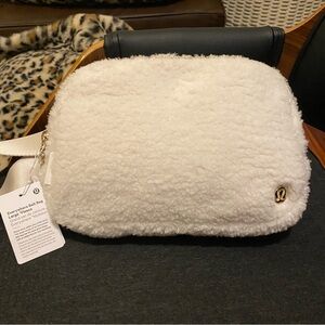 Everywhere Belt Bag Large 2L Fleece